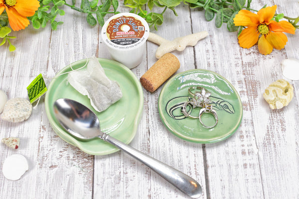 Lizard Ceramic Small Coffee Spoon Rest, Handmade Jewelry Trinket Dish, Hand Painted Stoneware Pottery Gift, Gecko Pastel Mint Celadon Green