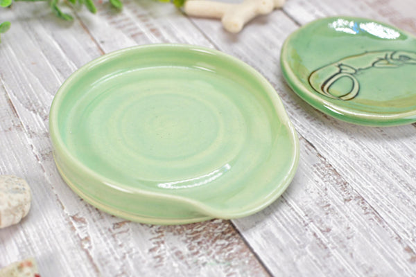 Lizard Ceramic Small Coffee Spoon Rest, Handmade Jewelry Trinket Dish, Hand Painted Stoneware Pottery Gift, Gecko Pastel Mint Celadon Green